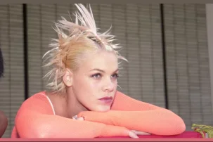 Spiky Bun: 90S-2000S Retro Chic, The Trendy Buzz In Hairstyles!